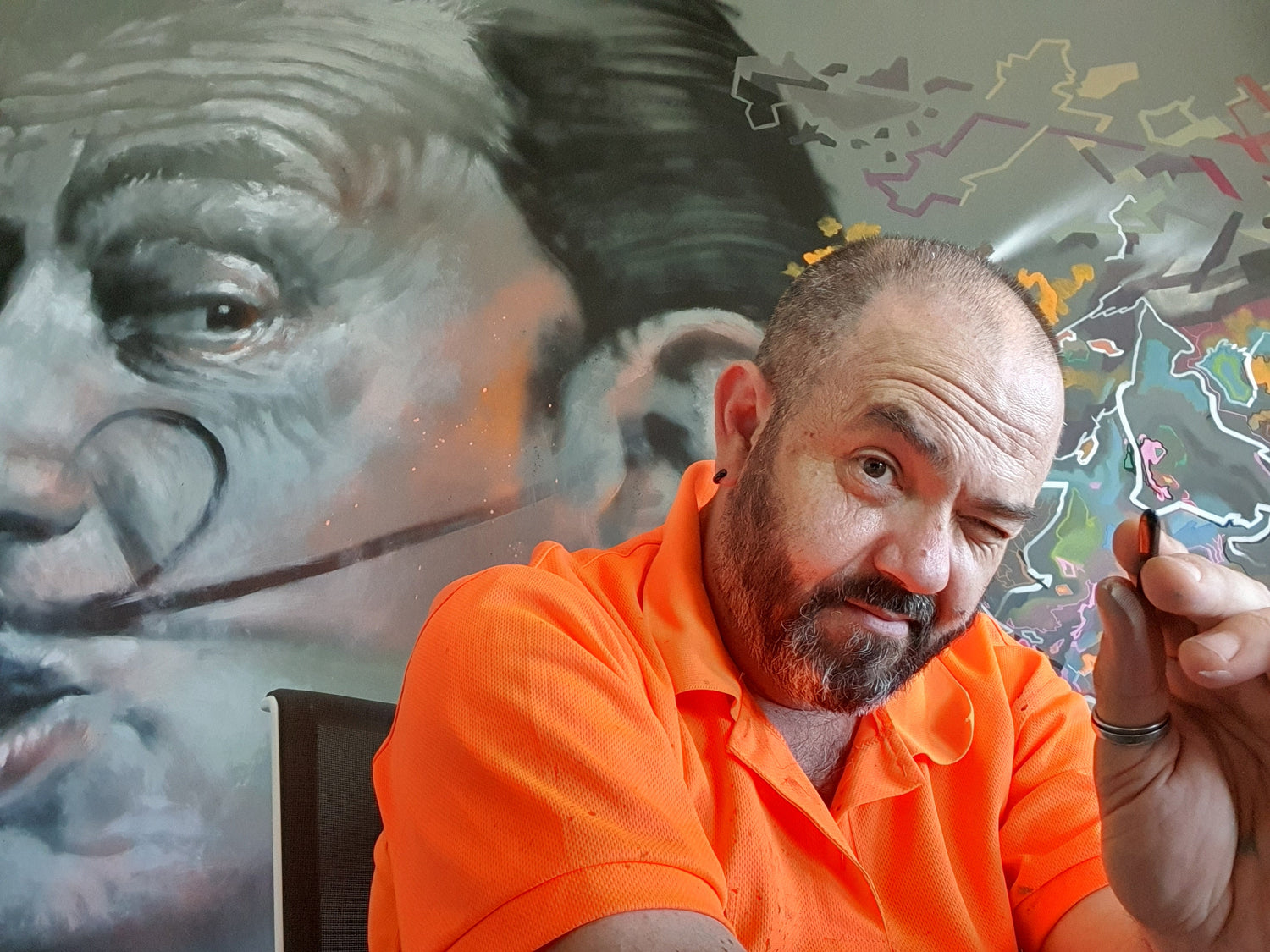 El Artista Carlos Corres frente a su mural del pintor Dalí.