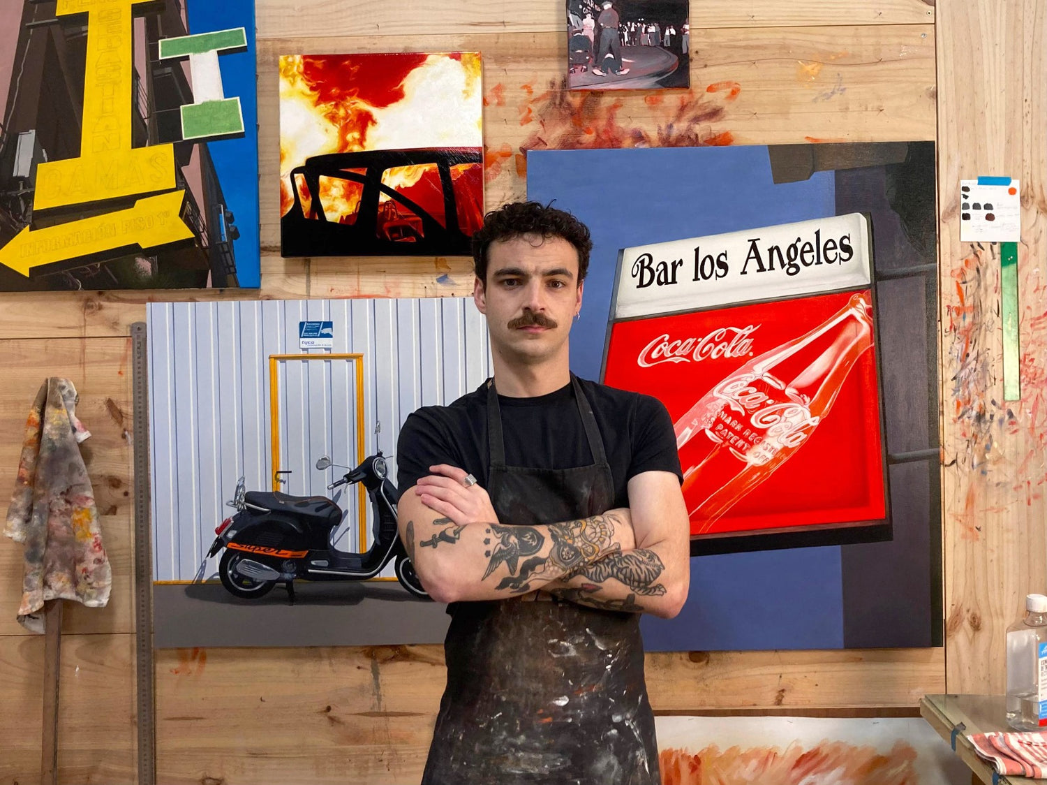 El pintor y artista Jesus Domingo posando en su taller frente a alguna de sus obras de pintura.
